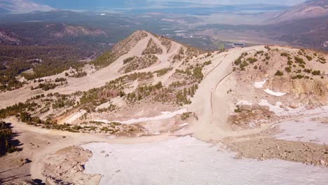 toma panorámica de cardán desde una góndola mirando la vista desde 11,000 pies mientras desciende la gigantesca montaña en california