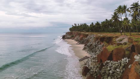 Wunderschöner-Strand-Unterhalb-Einer-Klippe-Mit-Kokospalmen---Varkala,-Kerala---Südindien