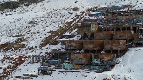construido en la ladera de una montaña en 1920 en el extremo sur de genola, utah, el antiguo molino tintic procesó oro, plata, cobre y plomo desde 1921 hasta 1925