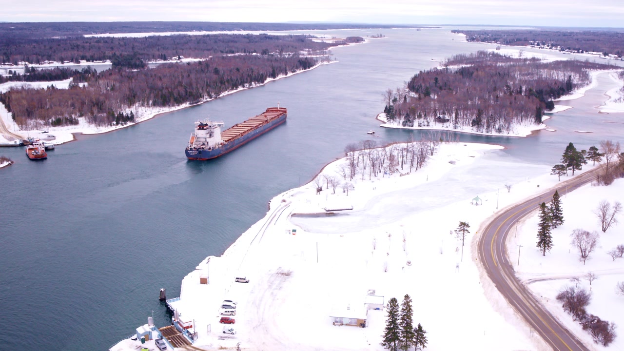 Ripresa aerea di un mercantile commerciale che naviga verso le chiuse di Soo in Michigan