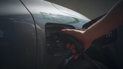 Enchufar-La-Carga-Del-Cable-De-Alimentación-Eléctrica-En-Un-Coche-Eléctrico,-Fuente-De-Energía