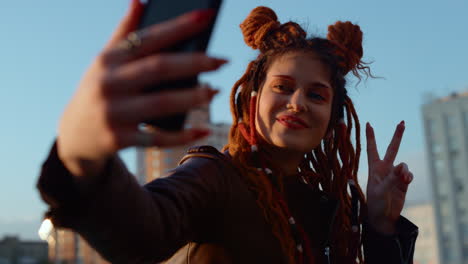 Fröhliche-Frau-Macht-Selfie-Auf-Dem-Handy.-Lächelndes-Mädchen-Posiert-Vor-Der-Telefonkamera.