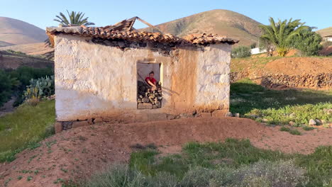 Una-Mujer-En-Una-Casa-De-Piedra-Abandonada-Cerca-De-Betancuria-En-Fuerteventura.