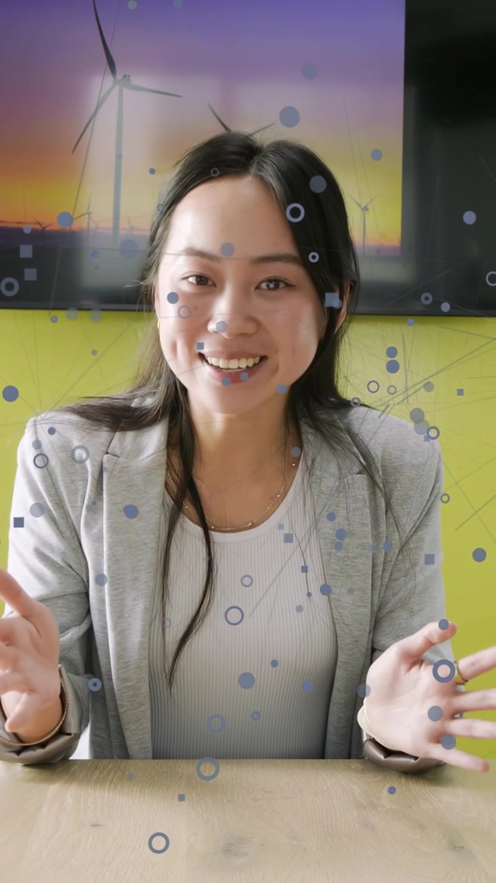 Video verticale: Donna che stringe e poi apre le mani mentre mostra i benefici energetici, con una sovrapposizione sulle mani.