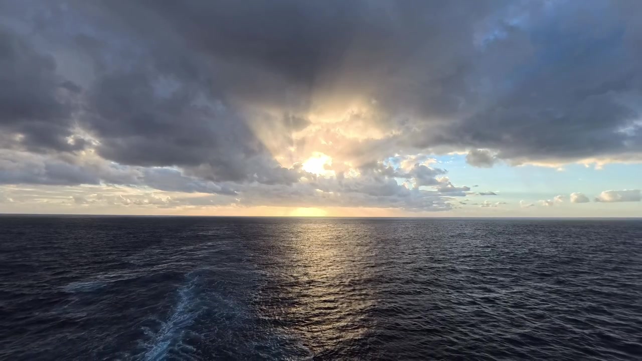 Majestætisk havsolnedgang med dramatiske skyer og solstråler