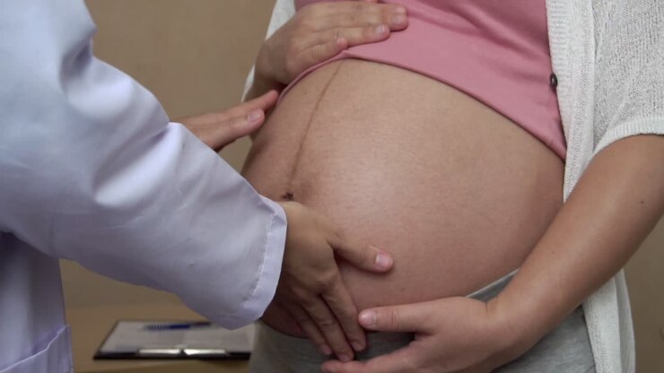 Donna incinta e medico ginecologo in ospedale