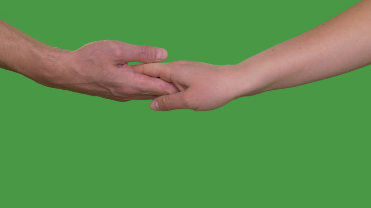 손바닥 위쪽을 남자의 손으로 는 여자. 부드러운 커플이 손을 흔들고, 크로마 키