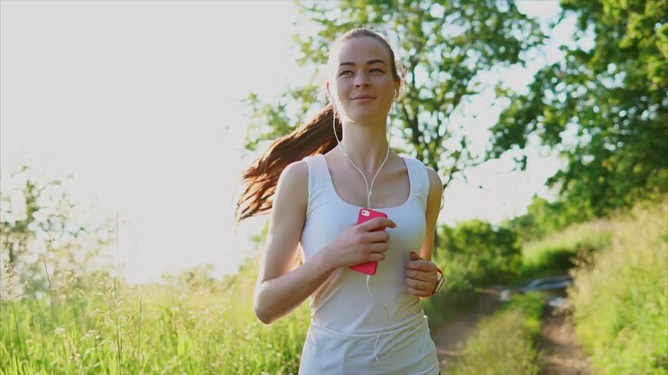 женщина бежит в парке.