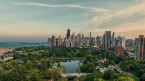 Vista-Aérea-Del-Parque-Lincoln-De-Chicago-Al-Atardecer-Otoño