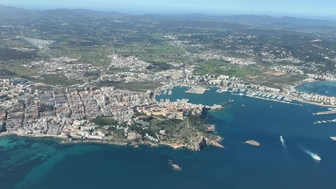 Veduta aerea della città di Ibiza, dalla cabina di pilotaggio durante il giorno.