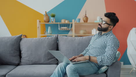 hombre trabajando desde casa en una computadora portátil