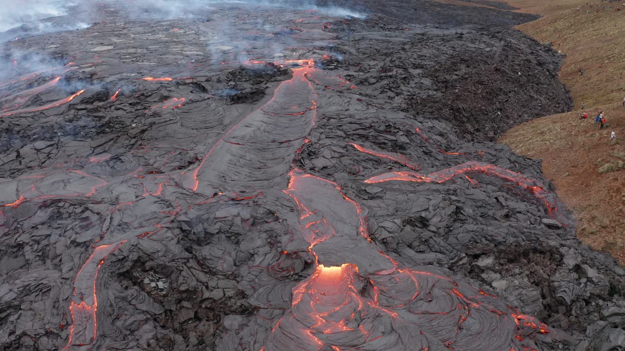 vista aérea de la lava que fluye del volcán fagradalsfjall en erupción en la península de reykjanes, sur de islandia