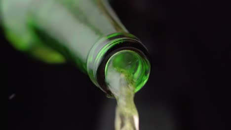 Líquido-Que-Fluye-Desde-Una-Botella-Verde-Transparente