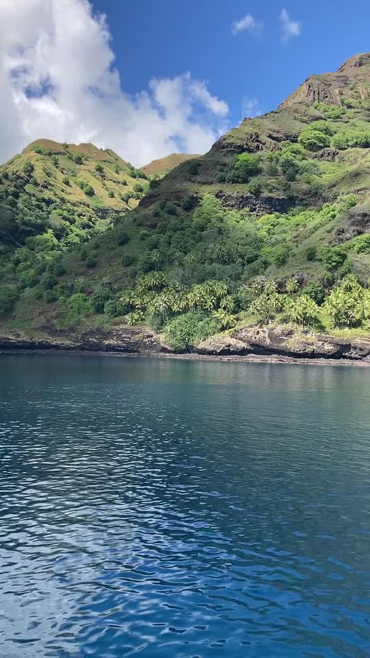 Filmato verticale da telefono dell'isola remota di Fatu Hiva nelle Isole Marchesi, in Polinesia Francese, nel Pacifico