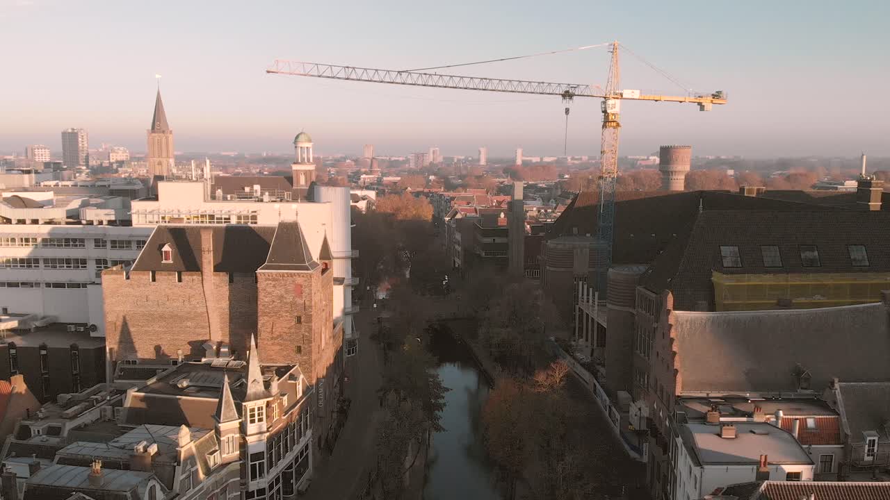 vista aérea retrocediendo lentamente revelando el centro histórico de la ciudad de utrecht en los países bajos con su canal y zona de muelle única