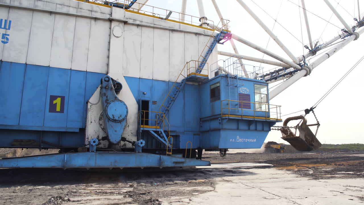 excavadora de rueda de cubo masiva en funcionamiento