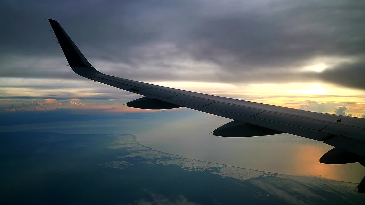 상업용 비행기 창에서 일몰을 볼 수 있습니다.