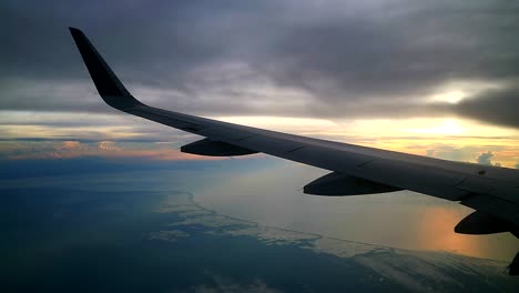 vista de la puesta de sol desde las ventanas de los aviones comerciales