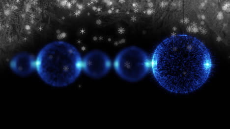 animación de bolas de navidad azules y copos de nieve sobre fondo negro