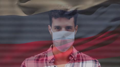 animación de la bandera de rusia ondeando sobre un hombre latino con máscara facial en la calle de la ciudad