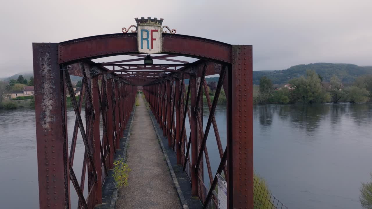 Dronebillede, der viser portalen til Pont du Garrit med Republikken Frankrigs RF-våbenskjold oven på metalspærkonstruktionen