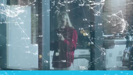 Animation-Eines-Netzwerks-Von-Verbindungen-über-Eine-Geschäftsfrau,-Die-Im-Büro-Ihr-Smartphone-Nutzt