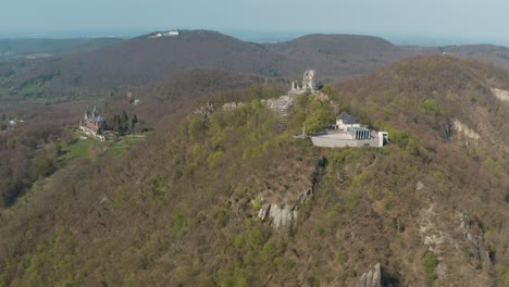 toma de drones de los drachenfels con el castillo drachenburg siebengebirge cerca de bonn - königswinter