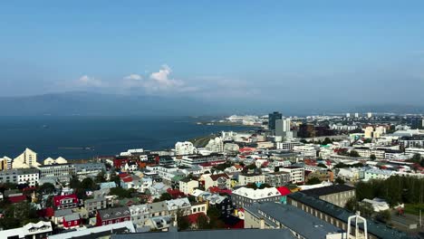 panorama aéreo del centro de reykjavik con casas coloridas y montañas en el fondo
