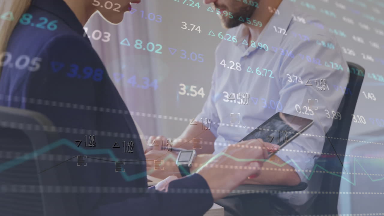 animación del procesamiento de datos financieros de diversos empresarios que utilizan tabletas