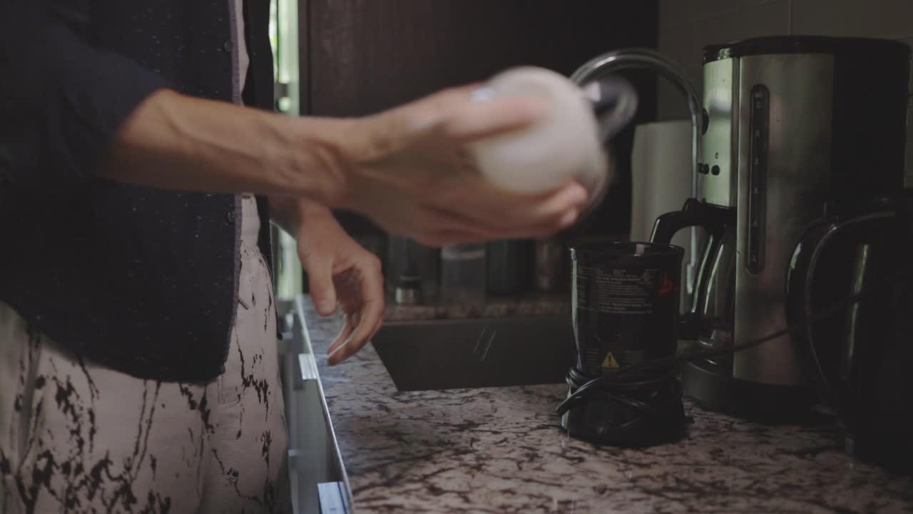 가정 주방에서 블렌더에서 스무디를 혼합하는 것 - 근접