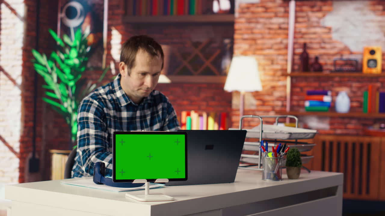 노동자가 음악을 듣고, 노트북에서 데이터를 분석하는 에 모형 태블릿