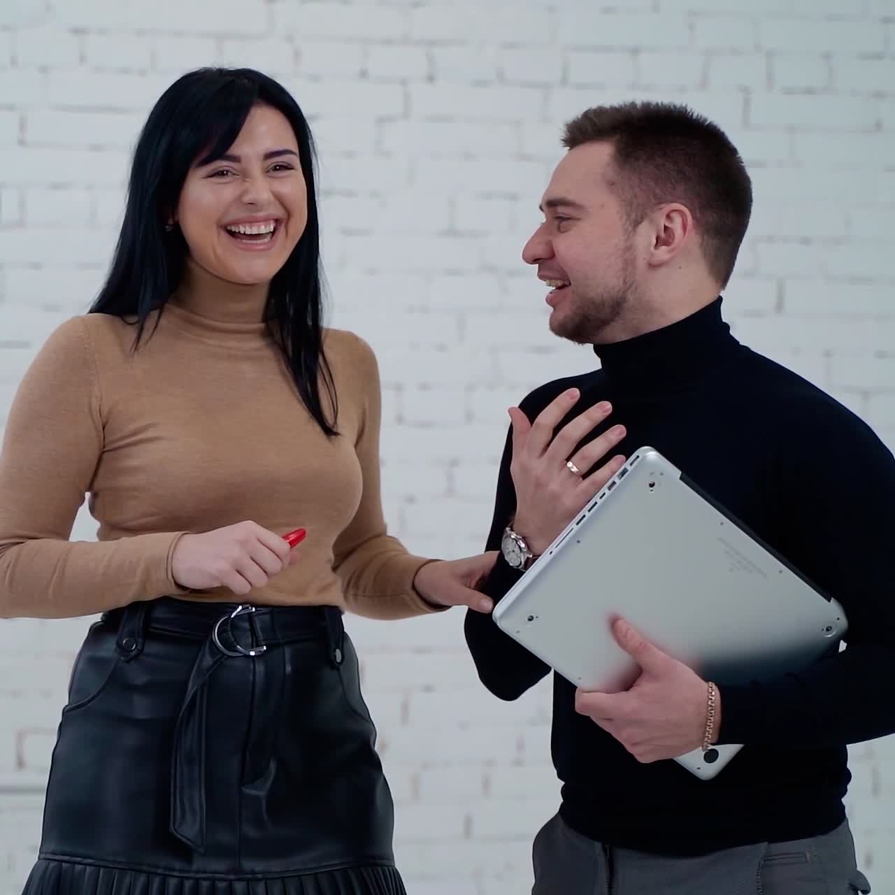 Pareja joven de negocios