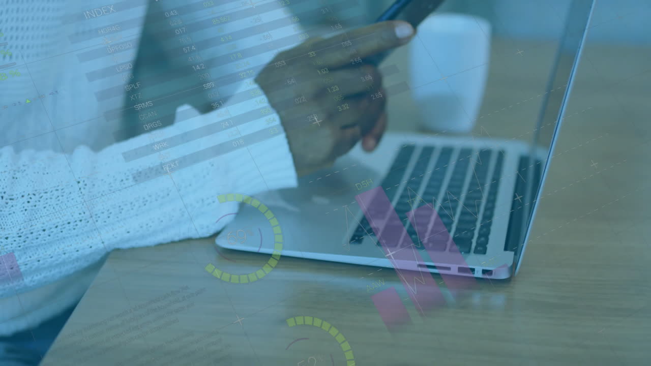 Animation af finansiel databehandling over forretningsmand af blandet etnicitet, der bruger smartphone