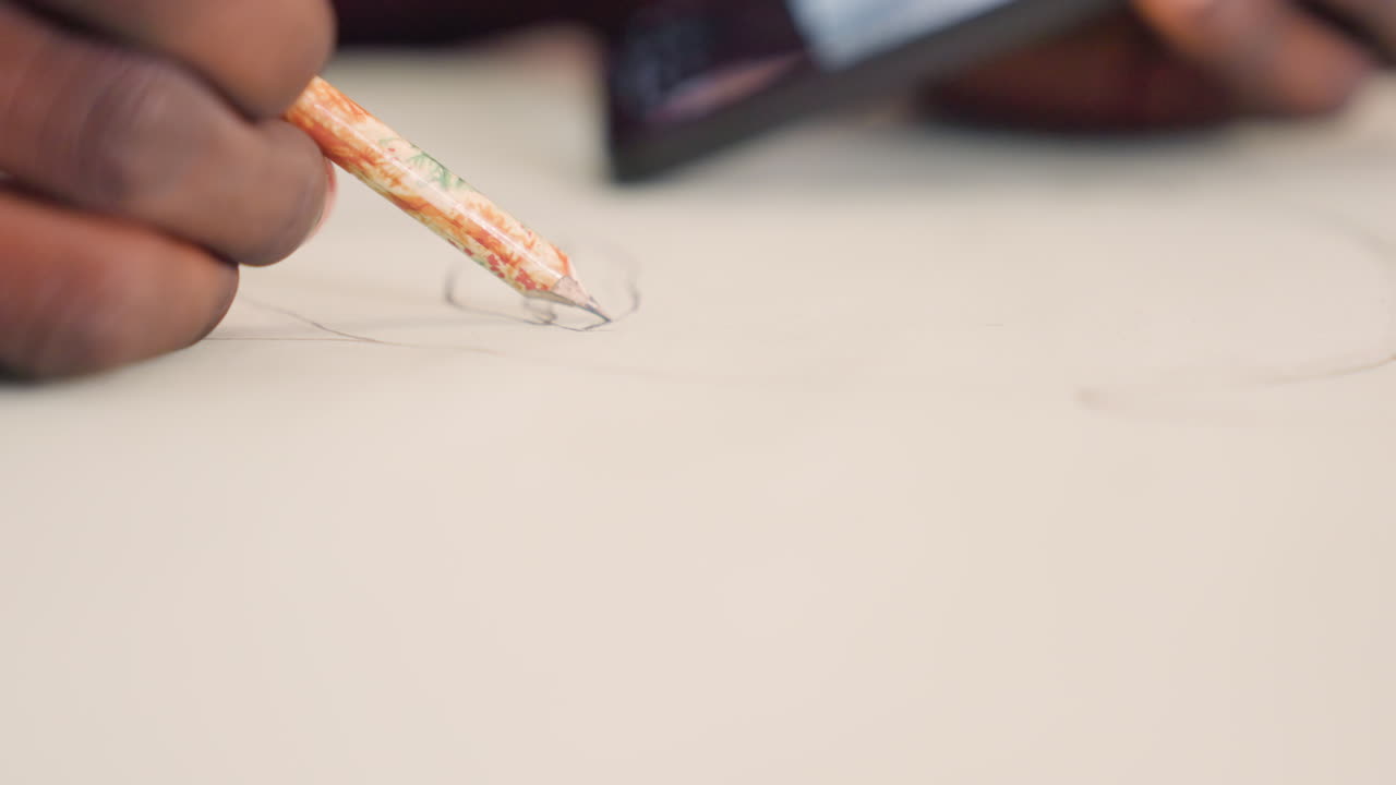 Disegno a matita dettagliato che cattura un'intensa concentrazione. Primo piano di una mano che crea uno schizzo preciso e ombreggiato. Illustrazione artistica che enfatizza il movimento fermo della mano e delicate tecniche di ombreggiatura su carta.