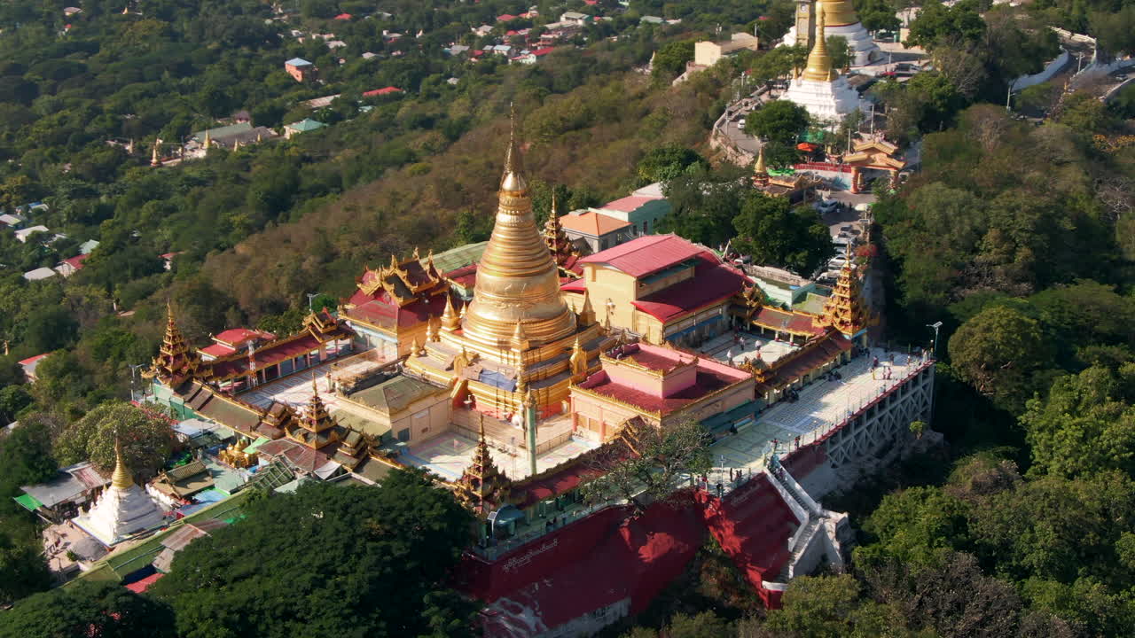 tiro de drone dando vueltas de swan oo pon nya shin pagoda, sagain, myanmar, rara toma aérea