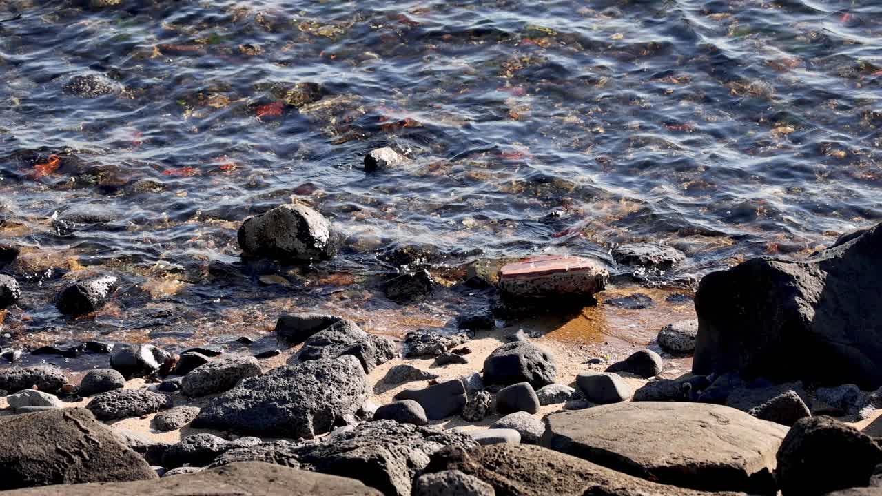 브라이튼 해변의 바위에 부히는 파도