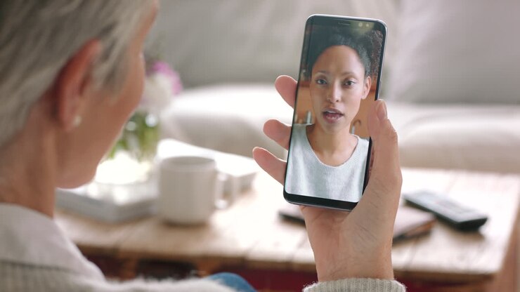 Videochiamata, telefono e comunicazione con una madre.