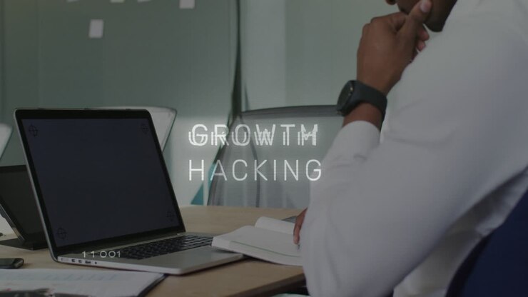 Mand holder smartphone, mens Growth Hacking-titlen vises med fejl og pulserende kredsløb omkring bærbar computer