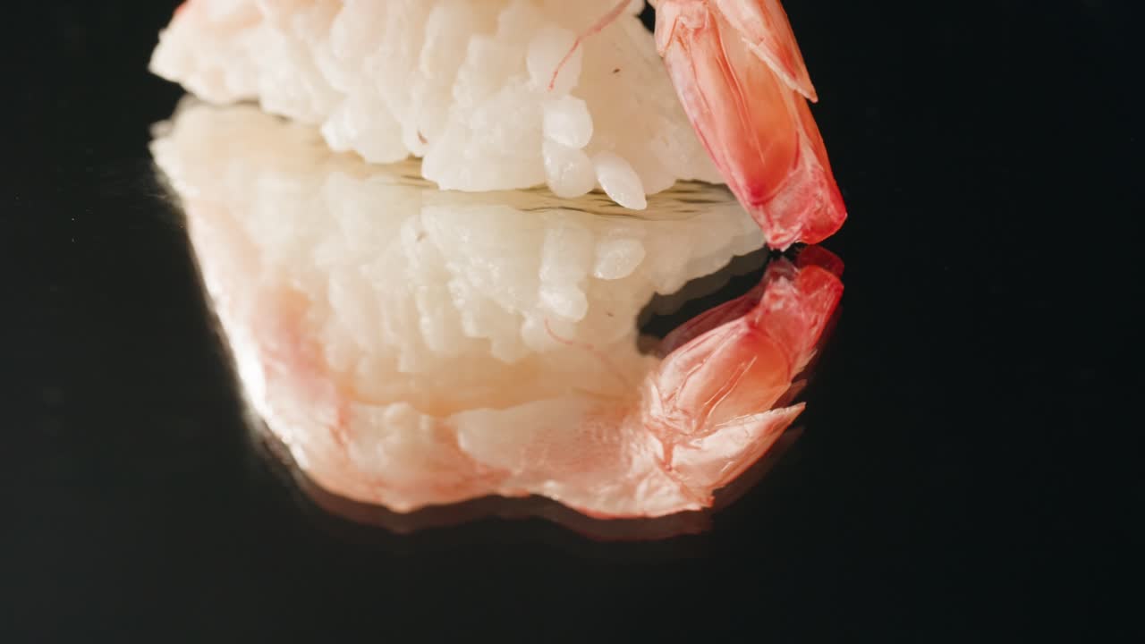 사시미 접시, 일본식 레스토랑, 현대 카페에서 신선한 과 연어 조각, 전통 음식, 생선 은 물고기 요리, 오메가 3