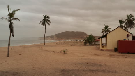 Flug-über-Salzwiesen,-Porto-Amboim,-Angola-1