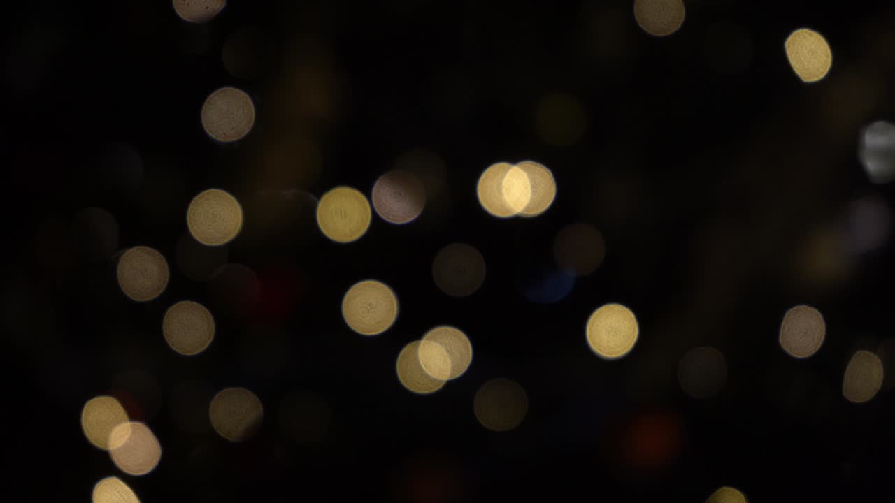 bokeh de luces de guirlandas. foco suave borroso. la guirlanda está parpadeando. luces de la ciudad por la noche. estado de ánimo navideño