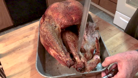cocinero casero tallando un gran pavo delicioso