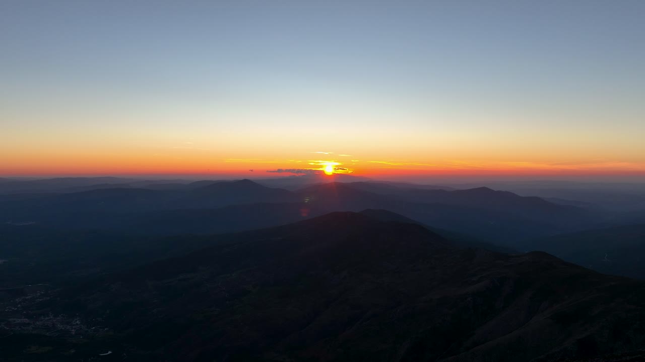 la vibrante vista del atardecer sobre los picos de la cordillera de la serra da estrela, en portugal