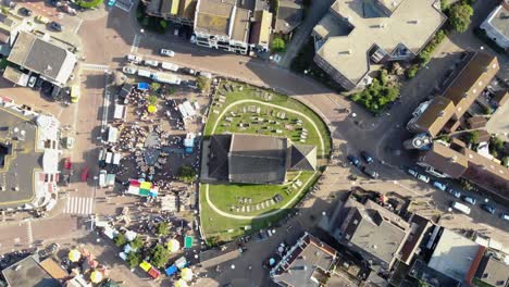 Reformierte-Kirche-Von-Wijk-Aan-Zee-Auf-Dem-Hauptplatz-Mit-Dem-Traditionellen-Markt,-In-Nordholland,-Niederlande---Rotierende-Vogelperspektive