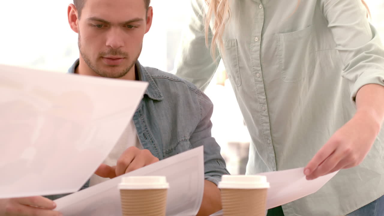 창의적인 비즈니스 팀이 메모를보고 있습니다.