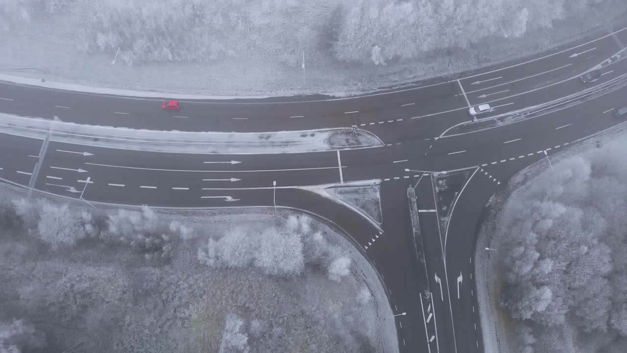 눈 덮인 겨울 풍경의 삼거리 교차로 도로 - 공중