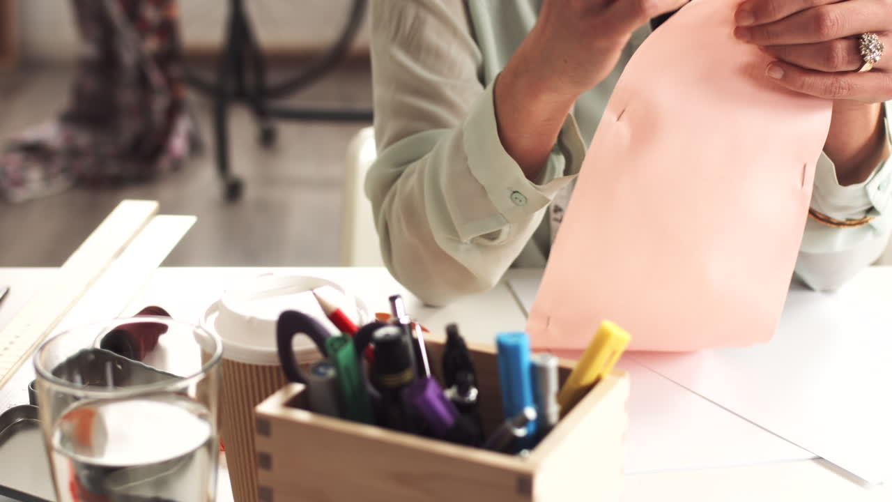 mujer trabajando en un diseño de tela