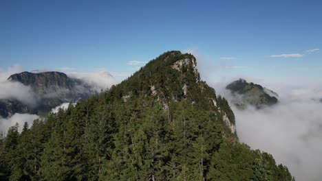 Luftaufnahme-Mystischer-Berge:-Einfangen-Der-Schönheit-Grüner-Gipfel-Und-Wolken