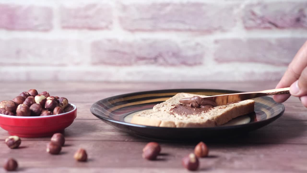 Cioccolato e nocciole su pane tostato