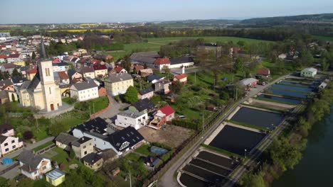 Schöner-Sommer-Im-Europäischen-Dorf---Blick-Auf-Die-Grüne-Wiese-Vor-Dem-Hintergrund-Von-Landhäusern